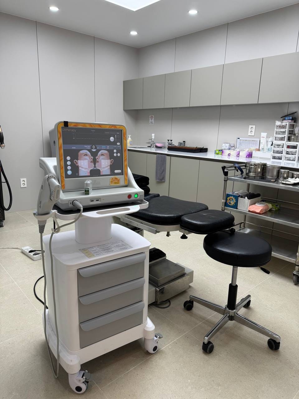 A treatment room at Apgujeong Tune Clinic
